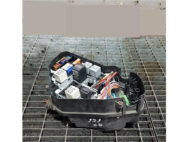 bontott AUDI Q7 Biztosítéktábla Motortér