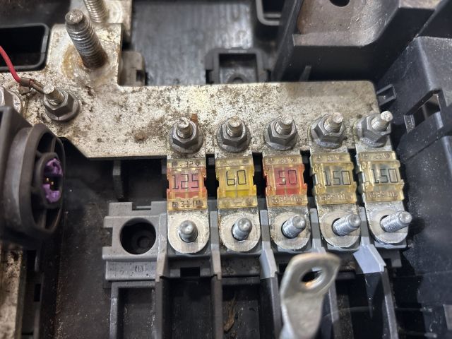 bontott AUDI Q7 Biztosítéktábla Motortér