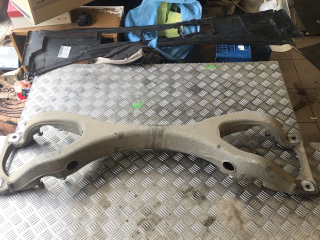 bontott AUDI Q7 Hátsó Bölcső