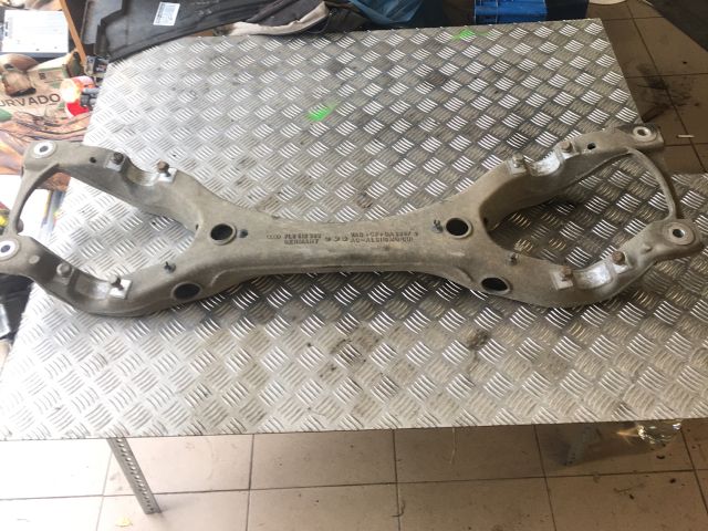 bontott AUDI Q7 Hátsó Bölcső