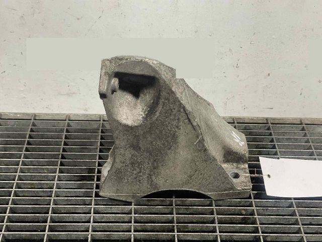 bontott AUDI Q7 Motor Tartó Bak Jobb