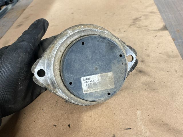 bontott AUDI Q7 Motor Tartó Bak (Pozíciófüggetlen)