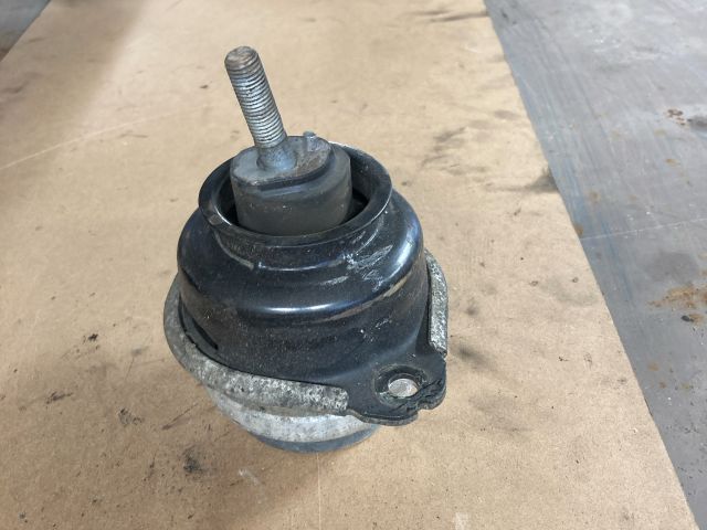 bontott AUDI Q7 Motor Tartó Bak (Pozíciófüggetlen)