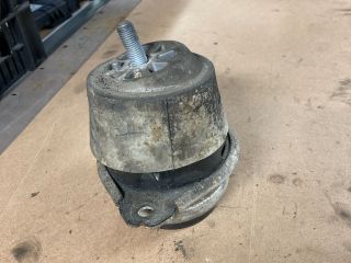 bontott AUDI Q7 Motor Tartó Bak (Pozíciófüggetlen)