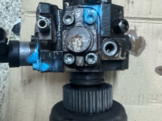 bontott AUDI Q7 Nagynyomású Szivattyú