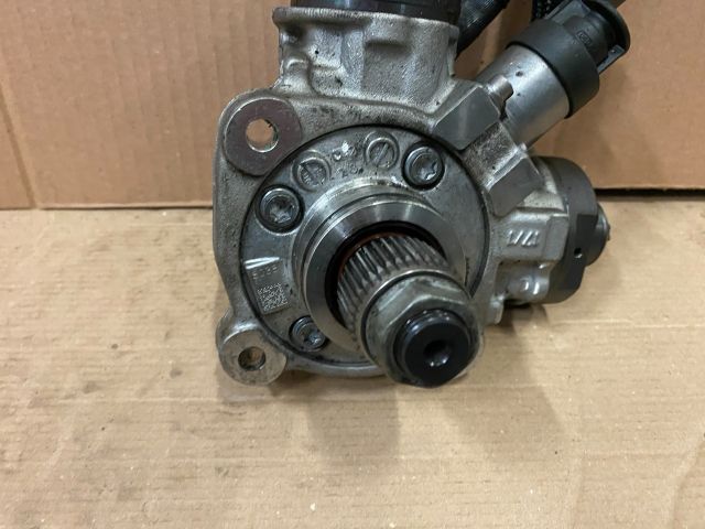 bontott AUDI Q7 Nagynyomású Szivattyú