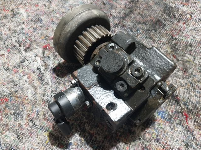 bontott AUDI Q7 Nagynyomású Szivattyú