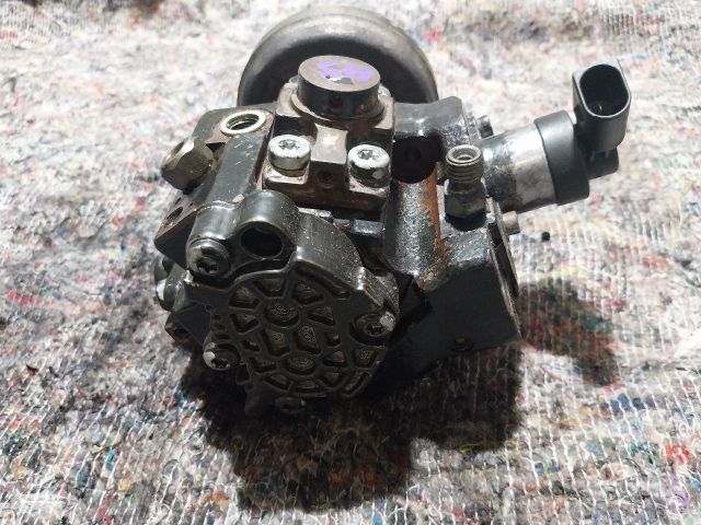 bontott AUDI Q7 Nagynyomású Szivattyú