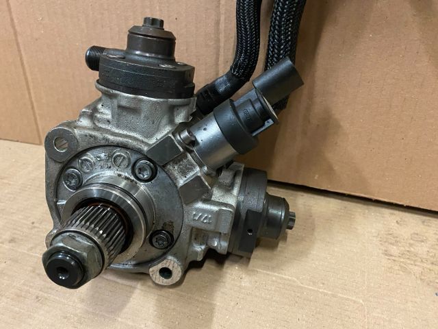 bontott AUDI Q7 Nagynyomású Szivattyú