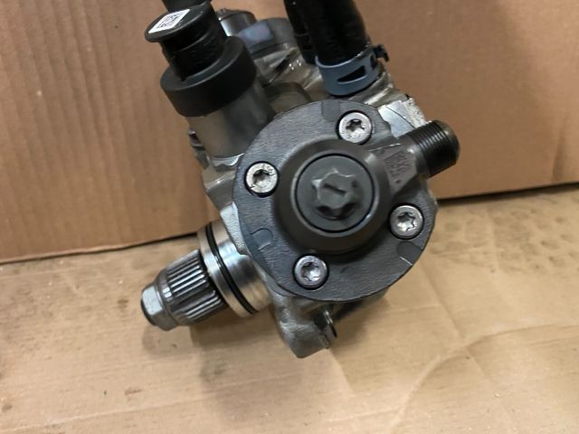 bontott AUDI Q7 Nagynyomású Szivattyú