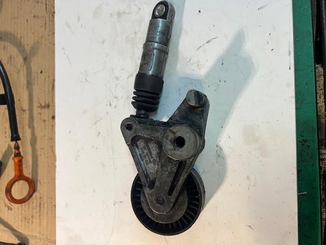 bontott AUDI Q7 Szíjfeszítő Görgő