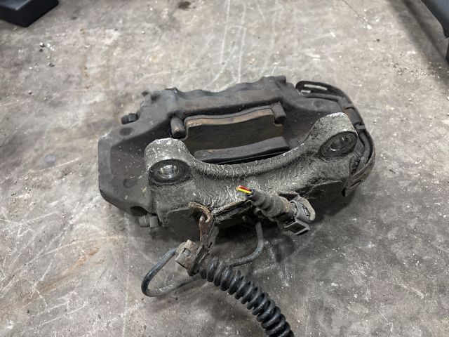 bontott AUDI Q7 Jobb hátsó Féknyereg Munkahengerrel