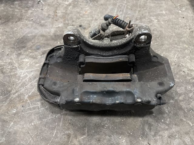 bontott AUDI Q7 Jobb hátsó Féknyereg Munkahengerrel