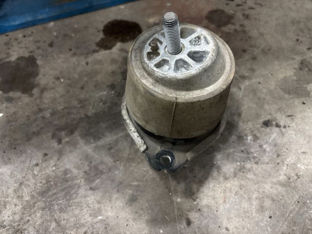 bontott AUDI Q7 Motor Tartó Bak Bal