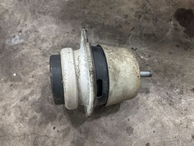 bontott AUDI Q7 Motor Tartó Bak Bal