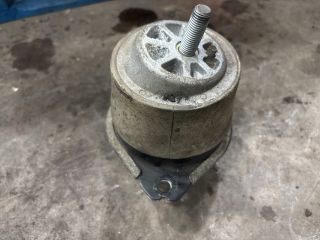 bontott AUDI Q7 Motor Tartó Bak Bal