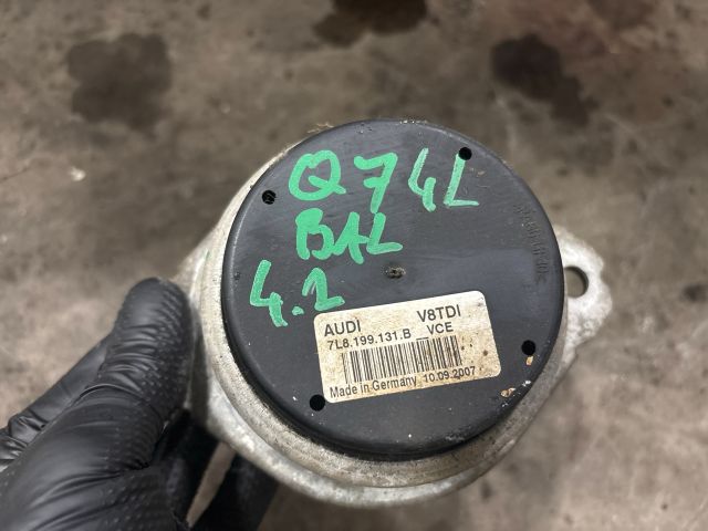 bontott AUDI Q7 Motor Tartó Bak Bal