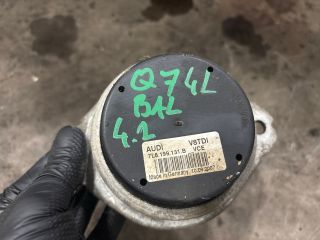 bontott AUDI Q7 Motor Tartó Bak Bal