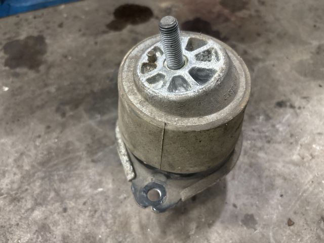 bontott AUDI Q7 Motor Tartó Bak Bal