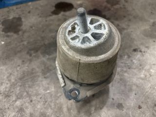 bontott AUDI Q7 Motor Tartó Bak Bal