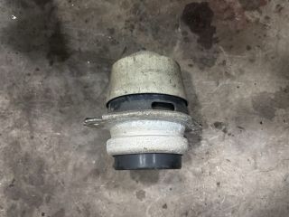 bontott AUDI Q7 Motor Tartó Bak Bal