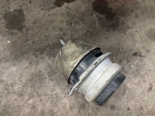 bontott AUDI Q7 Motor Tartó Bak Jobb