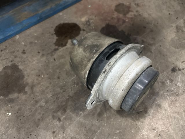 bontott AUDI Q7 Motor Tartó Bak Jobb