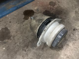 bontott AUDI Q7 Motor Tartó Bak Jobb