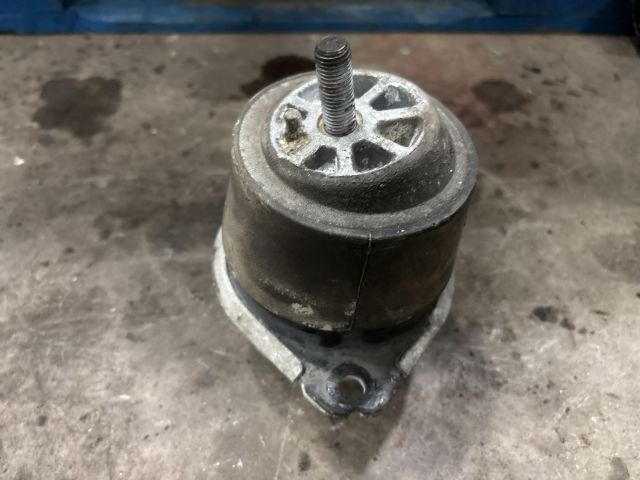 bontott AUDI Q7 Motor Tartó Bak Jobb