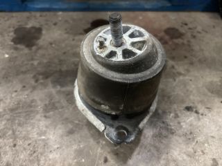 bontott AUDI Q7 Motor Tartó Bak Jobb