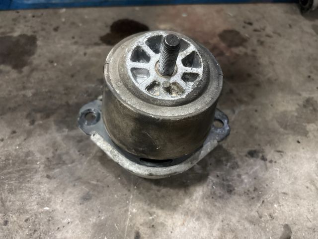 bontott AUDI Q7 Motor Tartó Bak Jobb