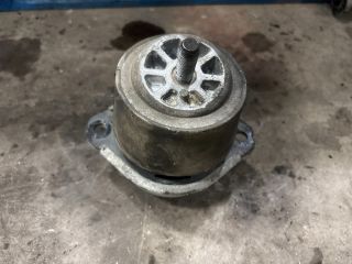 bontott AUDI Q7 Motor Tartó Bak Jobb