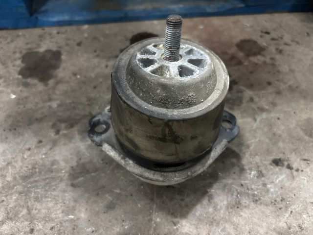 bontott AUDI Q7 Motor Tartó Bak Jobb