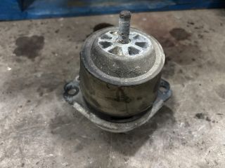 bontott AUDI Q7 Motor Tartó Bak Jobb