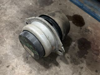 bontott AUDI Q7 Motor Tartó Bak Jobb