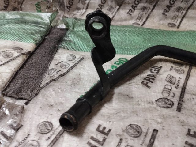 bontott AUDI Q7 Vízcső