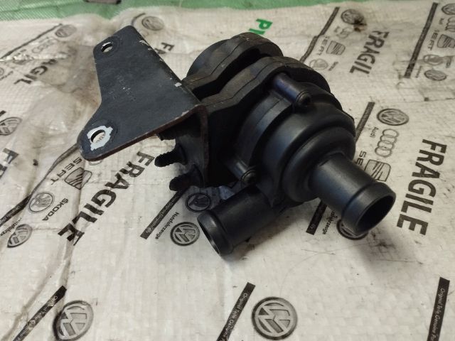 bontott AUDI Q7 Vízpumpa