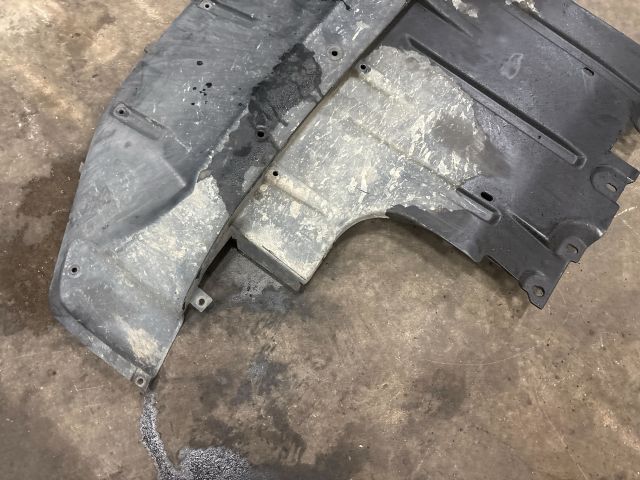 bontott AUDI Q7 Alsó Motorburkolat