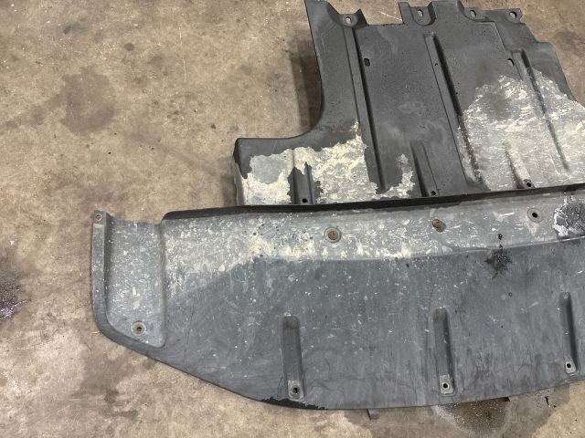 bontott AUDI Q7 Alsó Motorburkolat