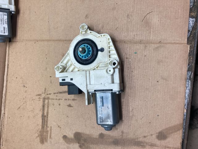 bontott AUDI Q7 Bal első Ablakemelő Motor