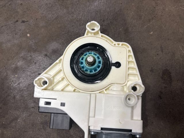 bontott AUDI Q7 Bal első Ablakemelő Motor