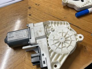 bontott AUDI Q7 Bal első Ablakemelő Motor