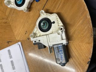 bontott AUDI Q7 Bal első Ablakemelő Motor