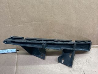 bontott AUDI Q7 Bal első Lökhárító Tartó (Műanyag)