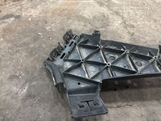 bontott AUDI Q7 Bal első Lökhárító Tartó (Műanyag)