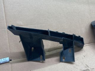 bontott AUDI Q7 Bal első Lökhárító Tartó (Műanyag)