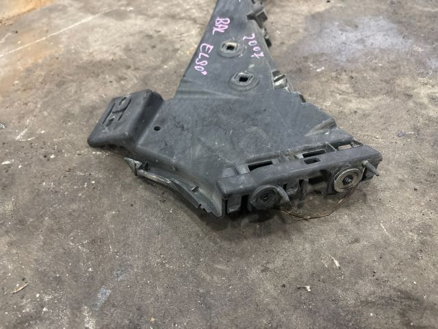 bontott AUDI Q7 Bal első Lökhárító Tartó (Műanyag)