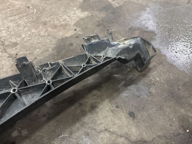 bontott AUDI Q7 Bal első Lökhárító Tartó (Műanyag)