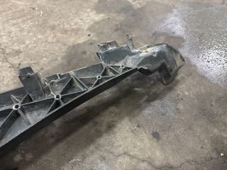 bontott AUDI Q7 Bal első Lökhárító Tartó (Műanyag)