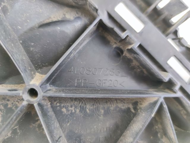 bontott AUDI Q7 Bal első Lökhárító Tartó (Műanyag)